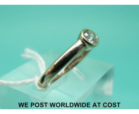 An 18ct white gold ring set with a diamond of approximately 0.2ct (size M)