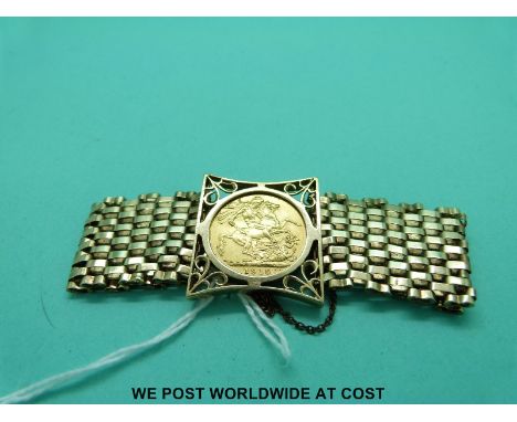 A 1915 gold full sovereign with Melbourne mint mark mounted in a 9ct gold gate bracelet (27.2g)