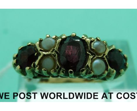 A 9ct gold ring set with garnet (size M)