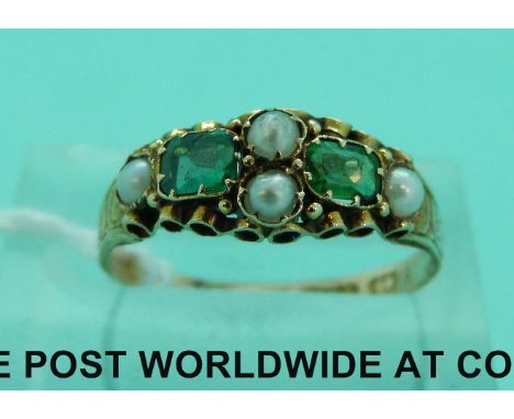 A Victorian 15ct gold ring set with seed pearls and emeralds (size M)