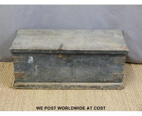 A pine trunk with two handles (L83 x D37 x H33cm)