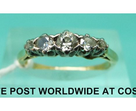 An 18ct gold ring set with five graduated diamonds (size M)