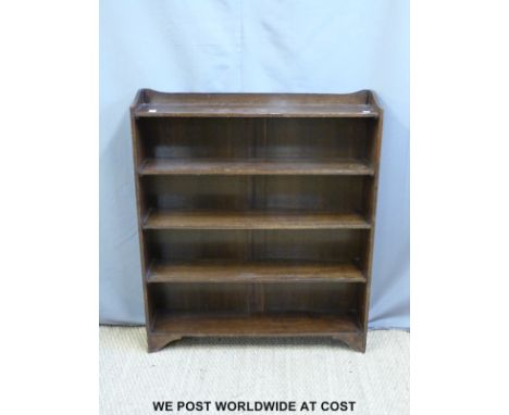 An oak five shelf bookcase with galleried top (W91 x D20 x H107cm)