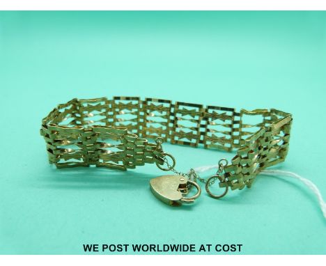 A 9ct gold gate bracelet (7.4g)