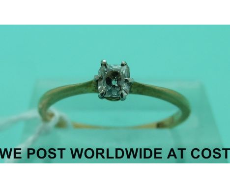 An 18ct gold ring set with a solitaire diamond (size M)