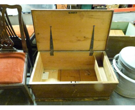A wooden trunk (W87 x H39 x D48cm)