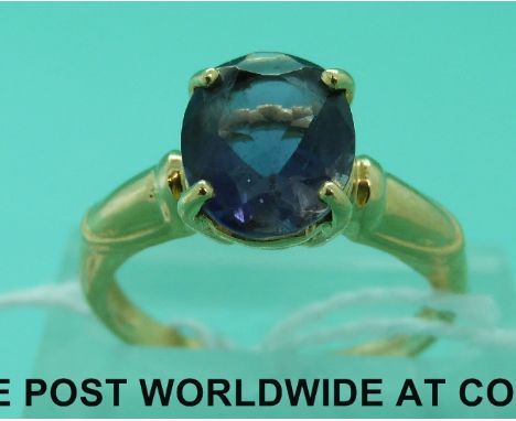 An 18ct gold ring set with an oval cut tanzanite (size M)