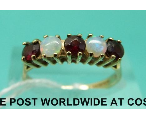 A 9ct gold ring set with opals and garnets (size M)