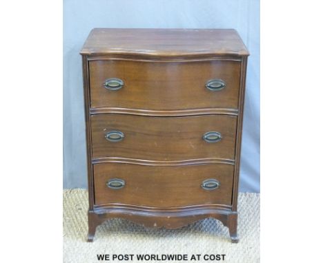 A small serpentine fronted chest of drawers raised on bracket feet (W57 x D34 x H74cm)