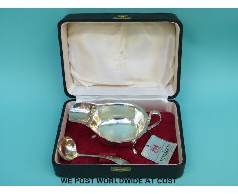 A boxed Viners hallmarked silver sauce boat and ladle, Sheffield 1964/5 (142g)
