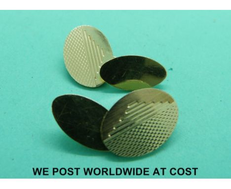 A pair of 9ct gold cufflinks with engine turned decoration (10.4g)