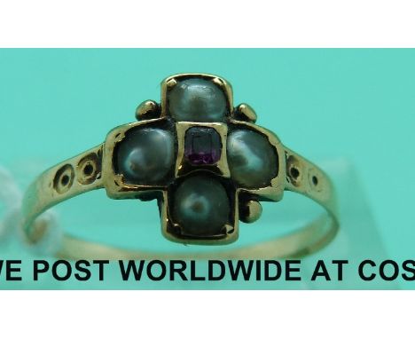 A yellow metal Victorian ring set with a ruby surrounded by four pearls (size P)