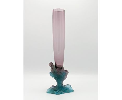 DAUM – FRANCE Bacchus, vase soliflore améthyste en pâte de verre Daum. Vase en cristal violet translucide ; piédouche à têtes