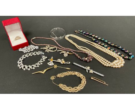Jewellery - a 9ct gold gate bracelet, 7.5g;  a 9ct gold nail brooch, base metal pin, 1.3g gross, a 14ct gold DQCZ ring, 3.5g 