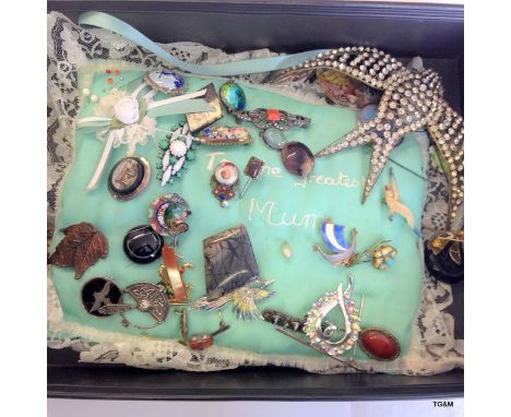 A collection of vintage brooches to include gold and silver