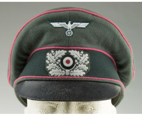 GERMAN PANZER N.C.O. CRUSHER CAP Crusher cap of a soldier who served in a Panzer division. The green cap with darker green si