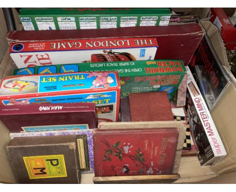 LARGE BOX OF VINTAGE BOARD GAMES INCLUDING THE GARDEN GAME, CHESS, ETC