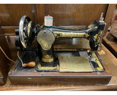 VINTAGE SINGER BLACK ENAMEL MANUAL SEWING MACHINE 