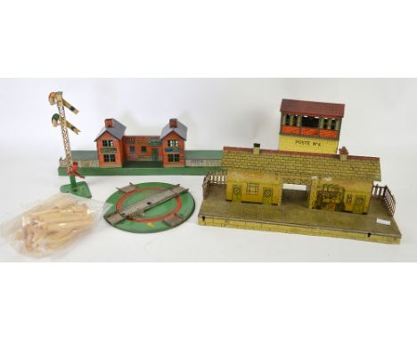 Hornby Series 'O' gauge tin-plate Pullman Car, turntable, station, French signal box, three Leeds Model Company wagons, and o