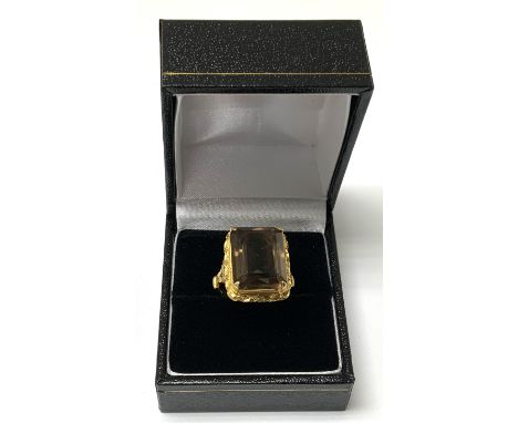 An 18ct gold and faceted smokey quartz ring. Size M (A)