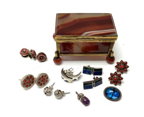 A small gilt mounted agate trinket box with a small collection of silver and stone set earrings etc..