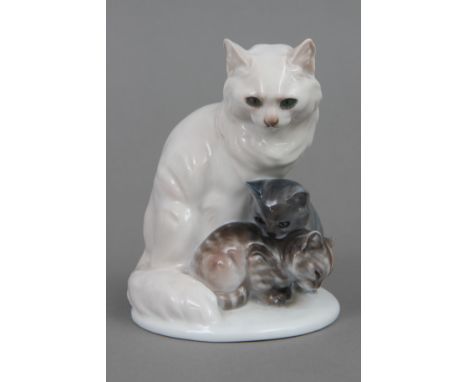 ROSENTHAL Porzellanfigur ¨Katzengruppe¨ - 1924, Entwurf OTTMAR OBERMAIER, Modellnummer K 739, auf einem Rundsockel sitzende K