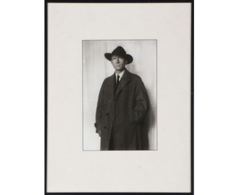 AUGUST SANDER (1876 Herdorf - 1964 Köln) - Schwarzweiß-Fotografie, ¨Otto Dix mit Hut und Mantel¨ (1924) aus ¨Menschen des 20.