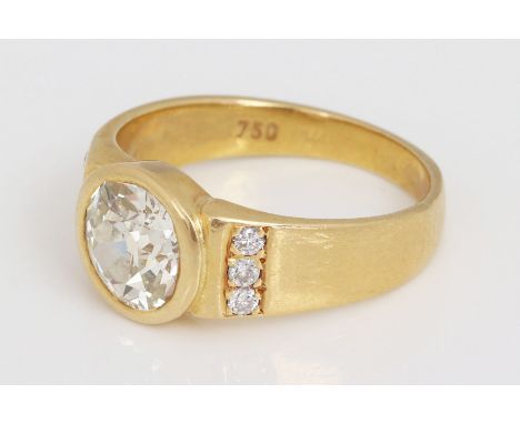Ring mit Diamanten - 750er Gelbgold, 1 Diamant im Altschliff, ca. 1,75ct., vs1-2, getöntes Weiß (K-L), an den Schultern je 3 