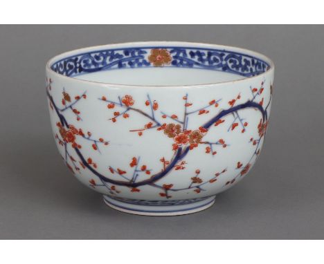 Chinesische Imari Porzellanschale - halbkugelige Form auf kurzem Standring, auf der Wandung flächendeckendes Dekor aus Kirsch