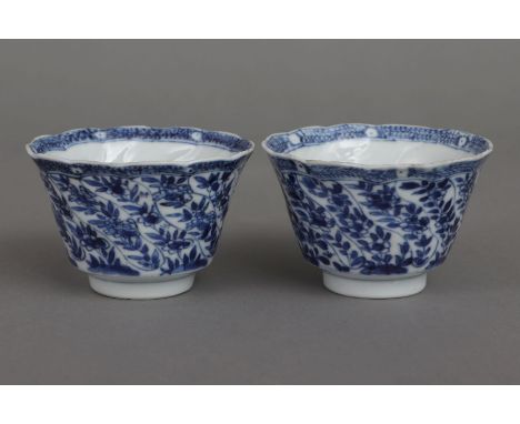Paar chinesische Koppchen der Kangxi-Periode - konische Form auf kurzem Standring, Wandung mit reliefiertem Wellendekor, umla