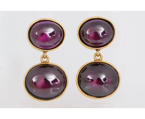 Paar Amethyst Ohrhänger - vergoldete Fassung, 2 Amethyst-Cabochons, 2-teilig, Steckerschließe, rückseitig gestempelt MMA und 