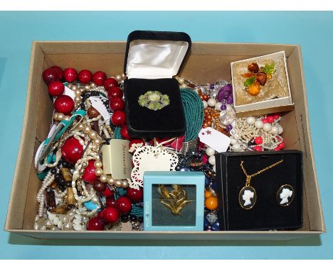 A large quantity of modern costume jewellery. 