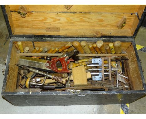 A painted wood tool chest, 84cm wide, 38cm high, 37cm deep, together with a collection of carpentry tools. 