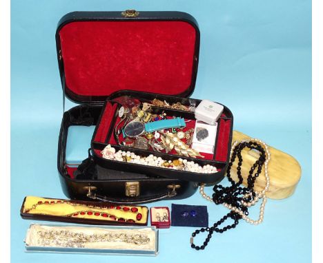 A quantity of costume jewellery. 