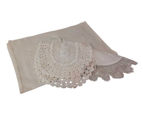 COLLECTION OF VINTAGE LINEN, including table covers and lace doilies