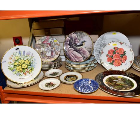 A QUANTITY OF BOXED AND LOOSE COLLECTORS PLATES AND OTHER PLATES, including a set of three Caverswall 'Four Seasons of an Eng