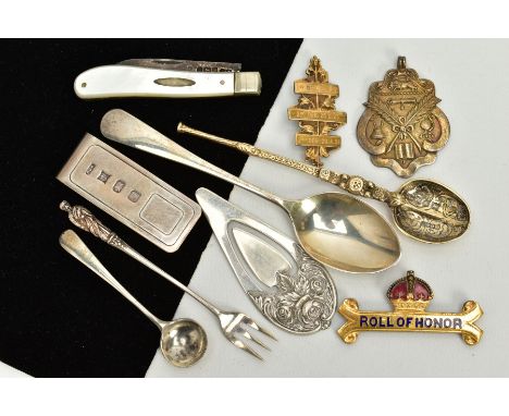 A SMALL QUANTITY OF ITEMS, to include a silver money clip, hallmarked Birmingham, a silver gilt teaspoon with a foliate engra
