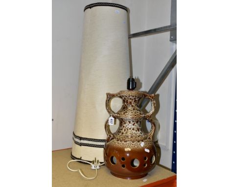 A 1970'S BROWN AND CREAM GLAZED TWIN HANDLED POTTERY TABLE LAMP, with conical fabric shade, height of lamp excluding fittings