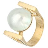 18K yellow gold design ring set with a pearl