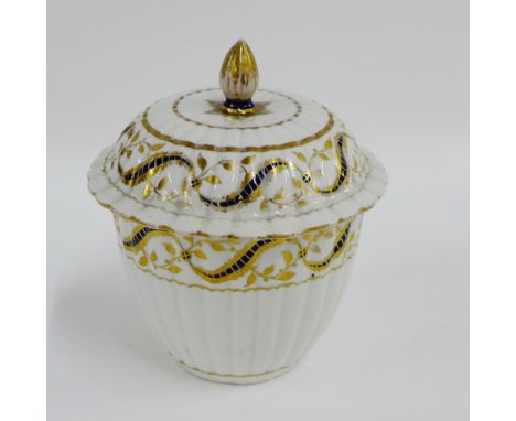 Late 18th century Newhall type reeded sucrier and cover, 13cm high 