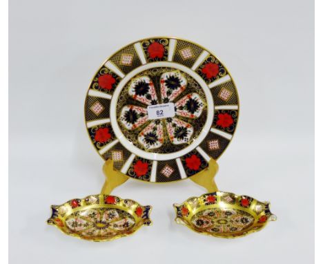 Collection of Royal Crown Derby 'Imari' pattern 1128 porcelains to include a cabinet plate and two trinket dishes, (3) 