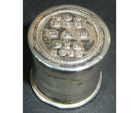 An early 19th Century silver counter / patch box, one end stamped "Si" with a collection of arrows tied together, the other s