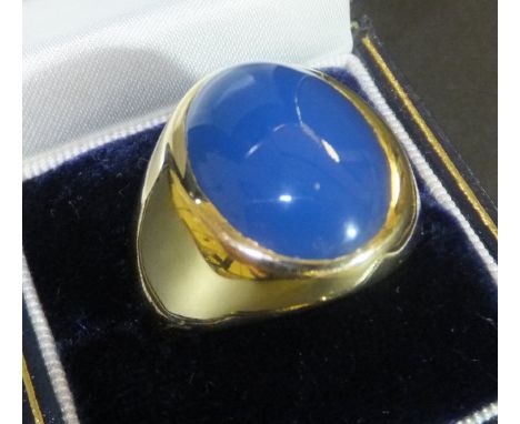 A gentleman's 18ct gold and oval cabouchon cut blue agate dress ring, 25.1g overall, size Z+ CONDITION REPORTS Overall good c