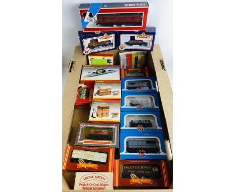 Mixed Tray of OO Gauge Buildings, Accessories &amp; Rolling Stock P&amp;P Group 2 (£18+VAT for the first lot and £3+VAT for s