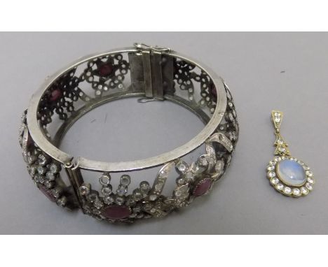 PASTE SET BANGLE AND PENDANT