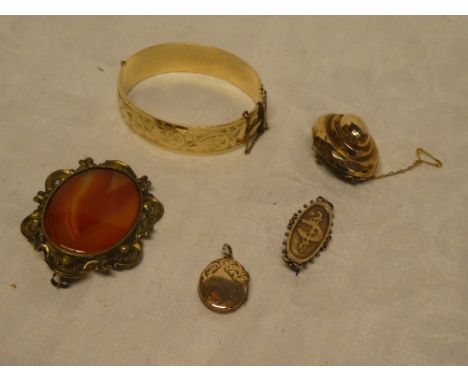A 9ct gold oval bar brooch with horseshoe decoration, pinchbeck oval memorium brooch, agate mounted brooch, locket and a roll