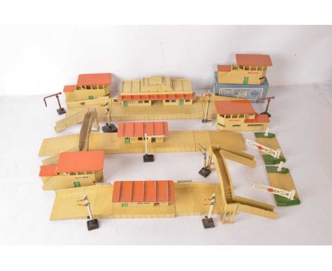 Hornby-Dublo 00 Gauge 3-Rail metal Station Buildings and Accessories mostly unboxed,  including, D1 Through Station with ramp