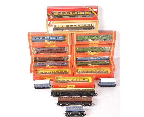 Lima  00 gauge Diesel Railcar with Hornby and Airfix coaches (18), Lima 205132 GW chocolate/cream Railcar  No 22,  in origina