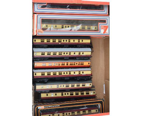 Lima Mainline  00 gauge BR crimson/cream Mark 1 coaches (24), Lima, 305363 2nd corridor (4, two in original boxes), 305331 co