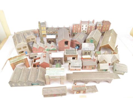 00 gauge plastic and card buildings by Hornby and Metcalfe with unbuilt card kits and boxed Lledo diecast vehicles (qty), Hor